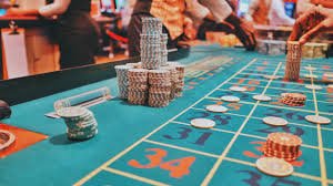 Pengguna Indonesia memainkan slot online apk svip5 di smartphone